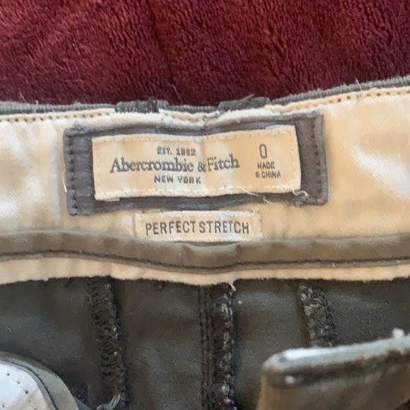 Army Green Abercrombie & Fitch shorts with belt - Picture 3 of 4